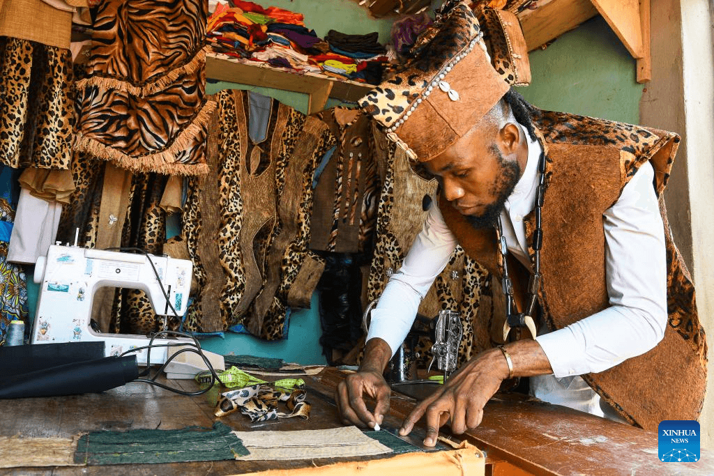 Cameronian Designers Revive Obom, while Sudanese Artists Counter Sad Realities of War
